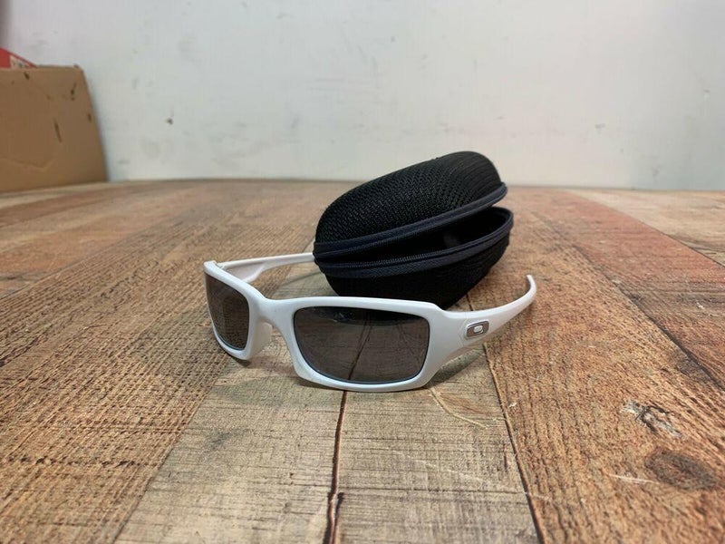 overliggende Leonardoda Seaport Oakley 4+1 2 White Sunglasses with Lenses and Case | SidelineSwap