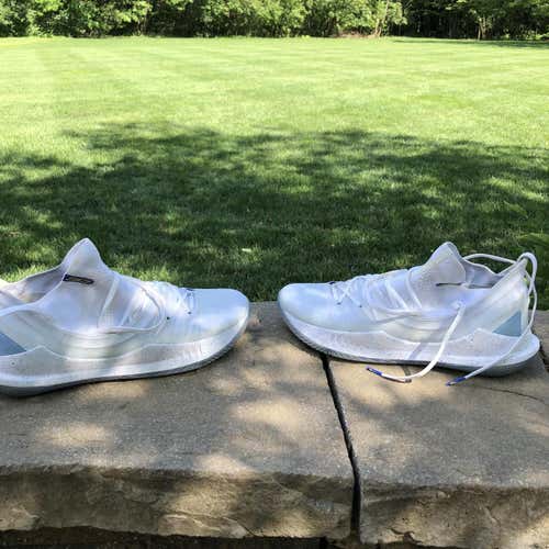 White Men's 11 (Women's 12) Under Armour Shoes