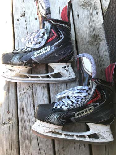Used Bauer Vapor APX2 EE (Extra Wide)  Size 8.5 Hockey Skates