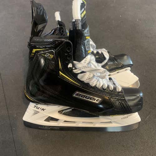 New Bauer Supreme 2S Pro Regular Width  Size 11 Hockey Skates