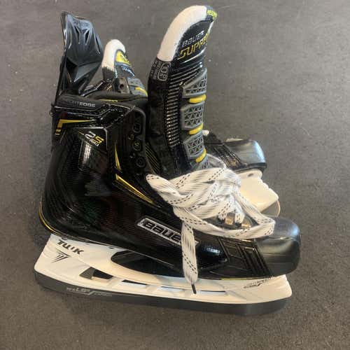 New Bauer Supreme 2S Pro Regular Width  Size 10.5 Hockey Skates
