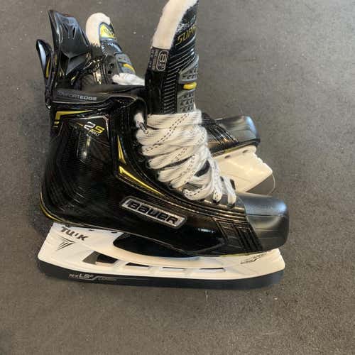 New Bauer Supreme 2S Pro Regular Width  Size 8.5 Hockey Skates