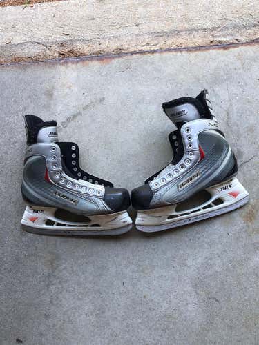 Bauer Vapor x30 Regular Width (Size 9) Hockey Skates