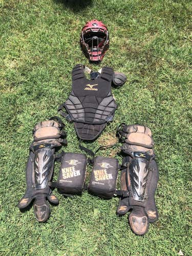 Used Mizuno Catcher's Set
