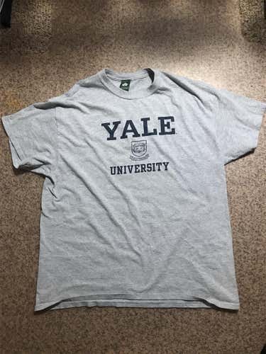 XL Yale University T-shirt