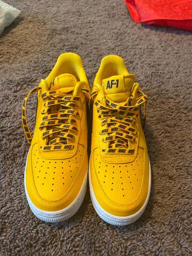 Adult Size 8.5 (Women's 9.5) Nike Shoes