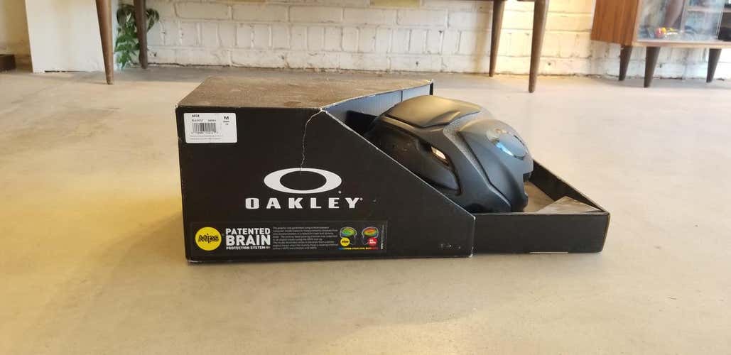 New Medium Oakley Bike Helmet Road Bike