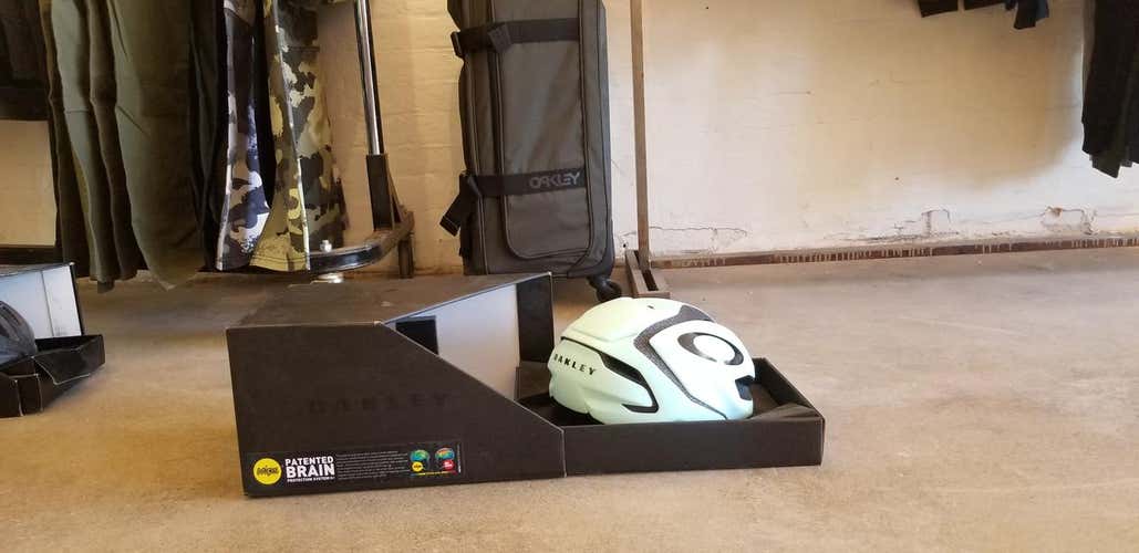 New Medium Oakley Bike Helmet Road Bike