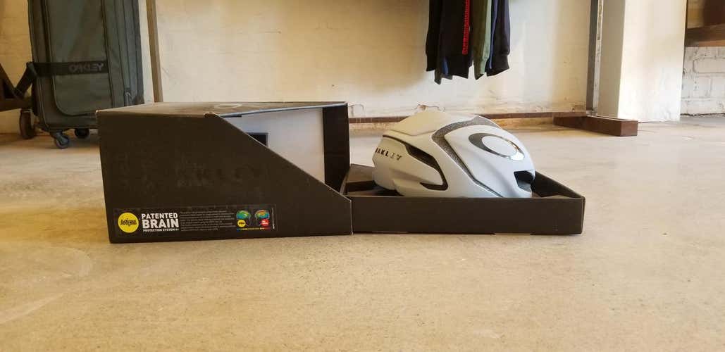 New Medium Oakley Bike Helmet Road Bike