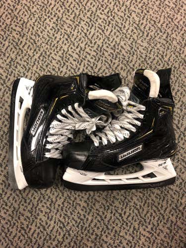 Used Bauer Supreme 2S Pro EE Width  Size 5 Hockey Skates