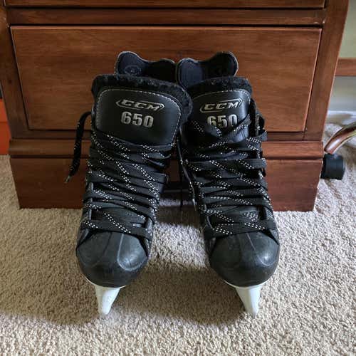(NEGOTIATE) VERY LIGHTLY USE CCM Powerline Size 4 Hockey Skates
