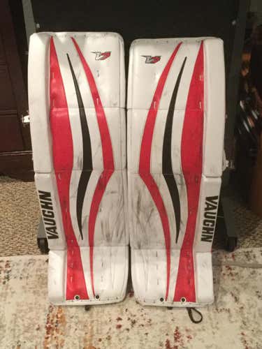Excellent Condition Senior 35+2 Vaughn V7 XR Pro Goalie Leg Pads
