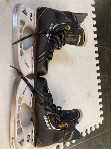 Used Bauer Supreme One.6 Extra Wide Width  Size 2.5 Hockey Skates