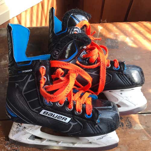 Used Bauer Nexus 7000 Regular Width  Size 2.5 Hockey Skates