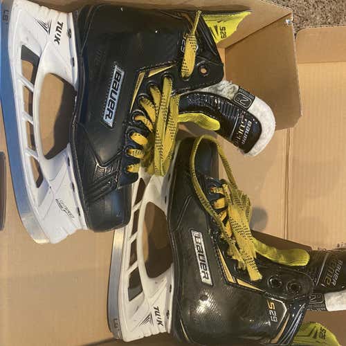 Used Bauer Supreme S29 Regular Width  Size 2 Hockey Skates