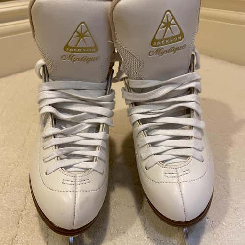 WHITE JACKSON MYSTIQUE FIGURE SKATES (SIZE 4)