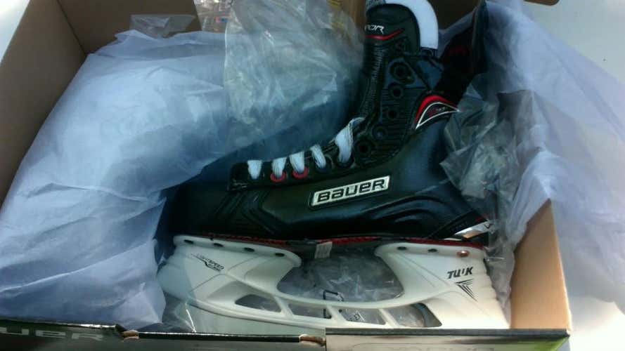 Senior New Bauer Vapor X900 Hockey Skates Regular Width Size 6