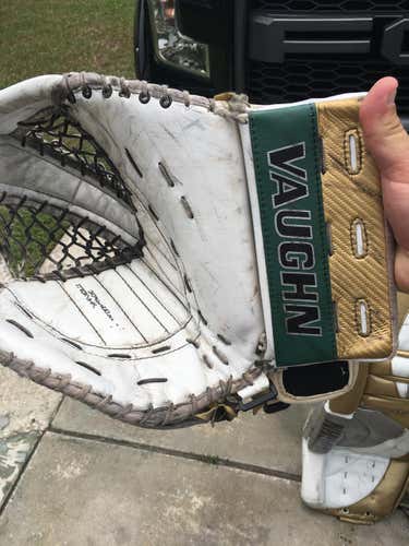 Vaughn Goalie Senior Right Gloves And Blocker