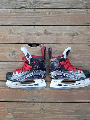 Junior Used Bauer Vapor X900 Hockey Skates Size 5