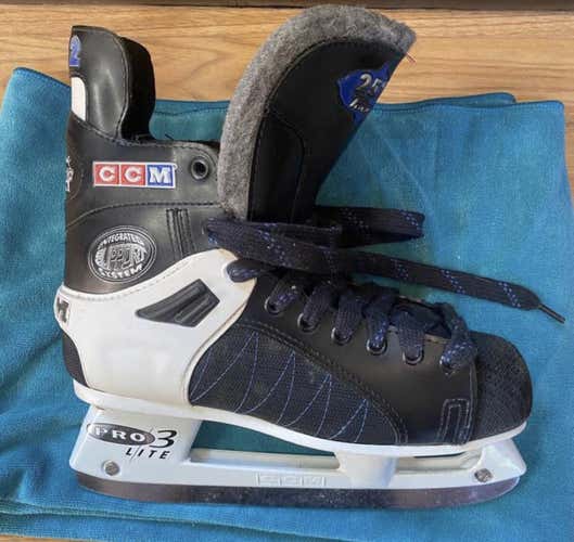 New CCM Tacks Regular Width Size 9 Hockey Skates