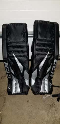 Black / Basically New 30"+1 CCM Extreme Flex E4.5 Goalie Leg Pads