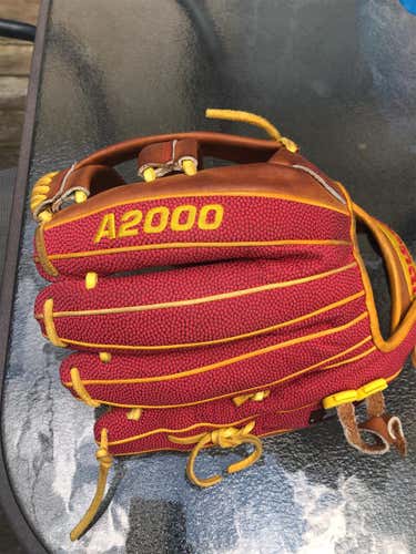 Brown Used Right Hand Throw A2000 11.75" Baseball Glove