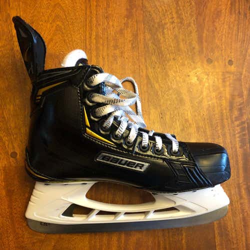 Senior Used Bauer Supreme 2S Hockey Skates Size 7.5