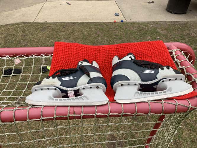 Senior New Bauer Vapor Hockey Skates Size 8.5