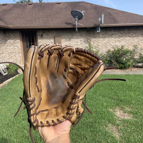 Brown Used Pitcher's A2000 11.75" Baseball Glove