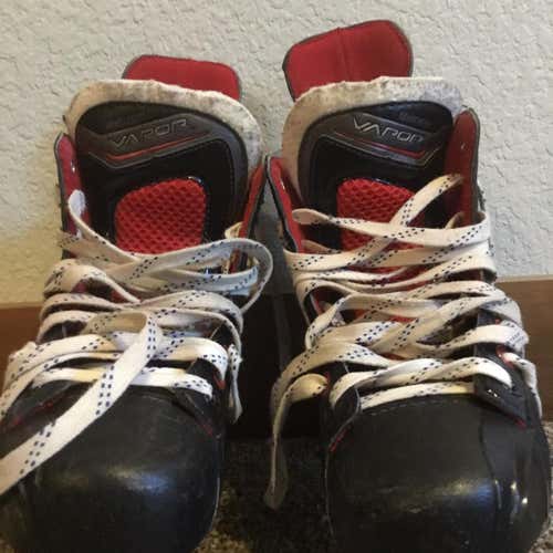 Used Bauer Vapor X500 Regular Width Pro Stock Size 5.5 Hockey Skates
