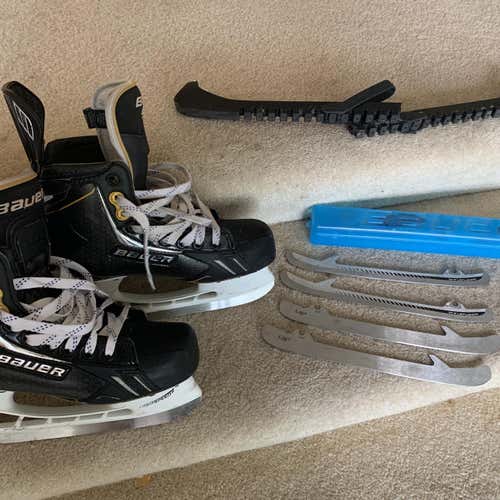 Used Bauer Supreme TotalOne NXG Extra Wide Width Size 6 W/ Replacement Blades