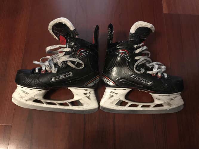 Junior Used Bauer Vapor X600 Hockey Skates Regular Width Size 2
