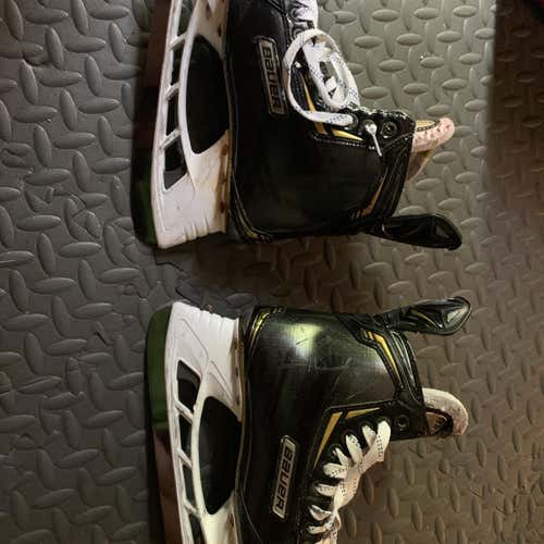 Used Bauer Supreme 2S Regular Width  Size 8.5 Hockey Skates