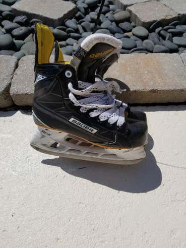 Junior Used Bauer Hockey Skates Regular Width Size 4.5