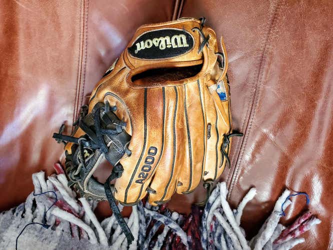 Brown Used High School/College Wilson Right Hand Throw Infield Baseball Glove 11.5"