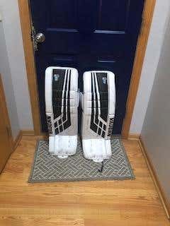 White Used Intermediate 30"+2 Vaughn Velocity VE8 Goalie Leg Pads