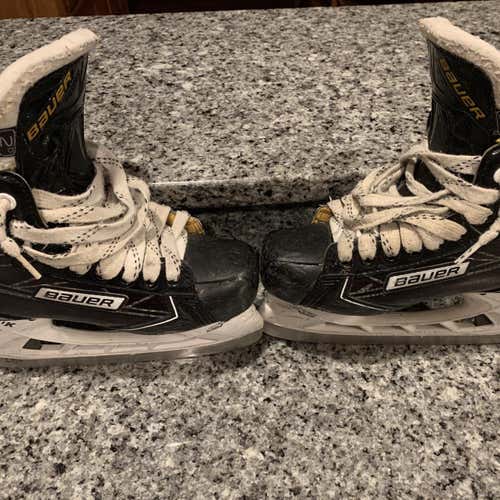 Used Bauer Supreme S190 Regular Width Size 2 Hockey Skates