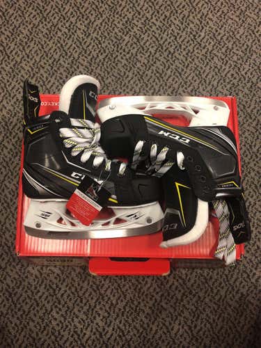 New CCM Tacks 9080 Regular Width  Size 2.5 Hockey Skates