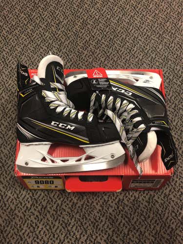 New CCM Tacks 9080 Regular Width  Size 5 Hockey Skates