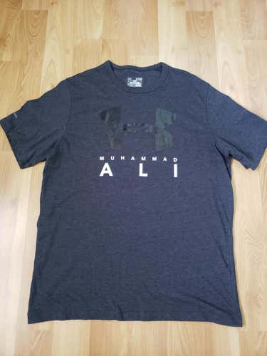 Black Used Men's XL Under Armour Heatgear Shirt