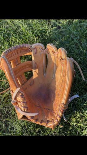 Used Infield Signiture Series 11.5" Baseball Glove