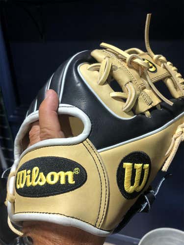 New Right Hand Throw A2000 11.5" Baseball Glove