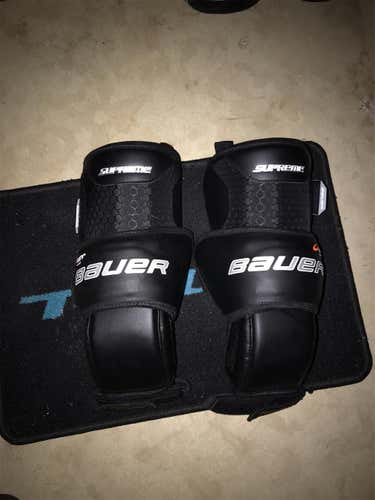 New Bauer 1s Goalie Knee Guards Sr
