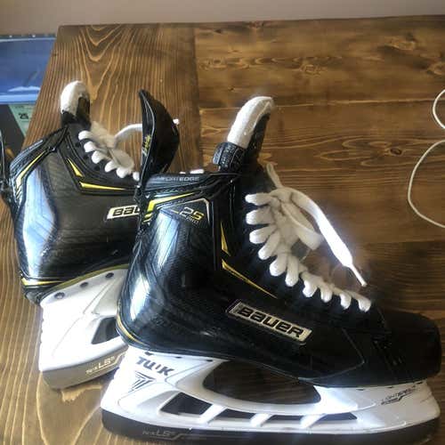 Used Bauer Supreme 2S Pro Extra Wide Width  Size 7.5 Hockey Skates