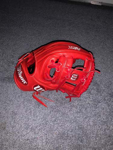 Wilson January 2019 GOTM Ozzie Albies **USED LIKE NEW WITHOUT TAGS**