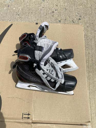 Junior Used Bauer Vapor X700 Hockey Goalie Skates Regular Width Size 5.5