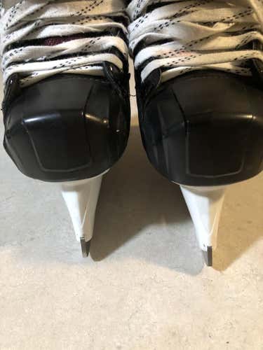 Junior Used like new Bauer Vapor X700 Hockey Goalie Skates Regular Width Size 4