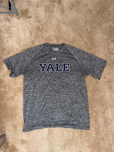 Gray Unisex Large Under Armour Shirt