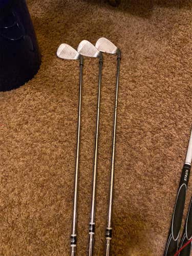 Used Left Hand Strata Ultimate Regular Flex Steel Shaft Iron Set