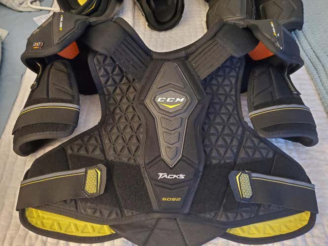 New Senior Large CCM Tacks 6052 Shoulder Pads